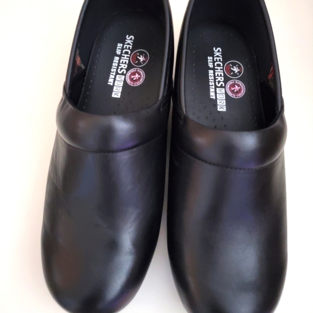 SKETCHERS SLIP RESISTANT CLOGS